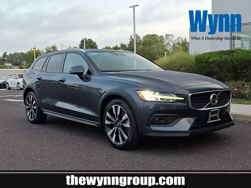 2022 Volvo V60 Cross Country photo 1