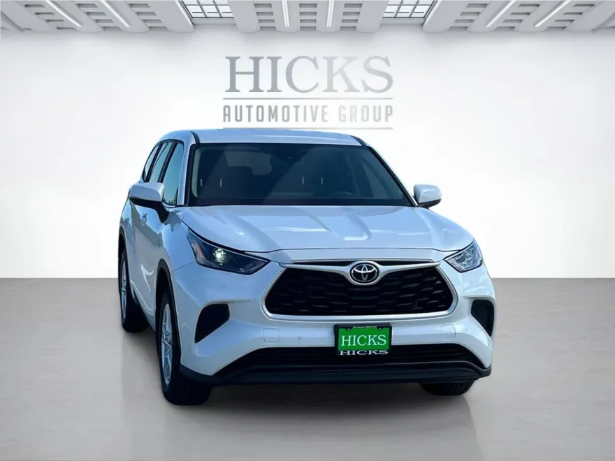 2023 Toyota Highlander L photo 1