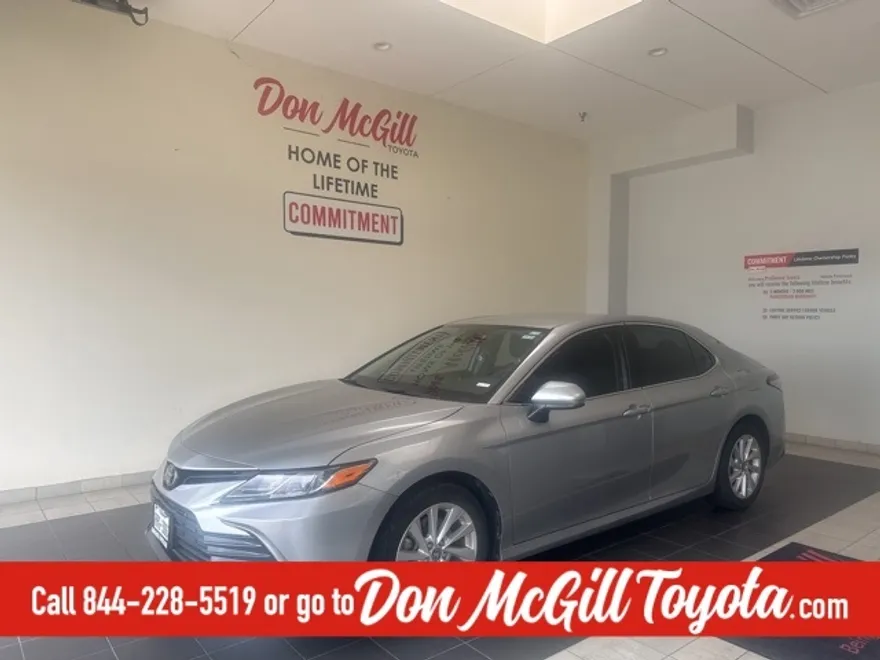 2021 Toyota Camry LE photo 1