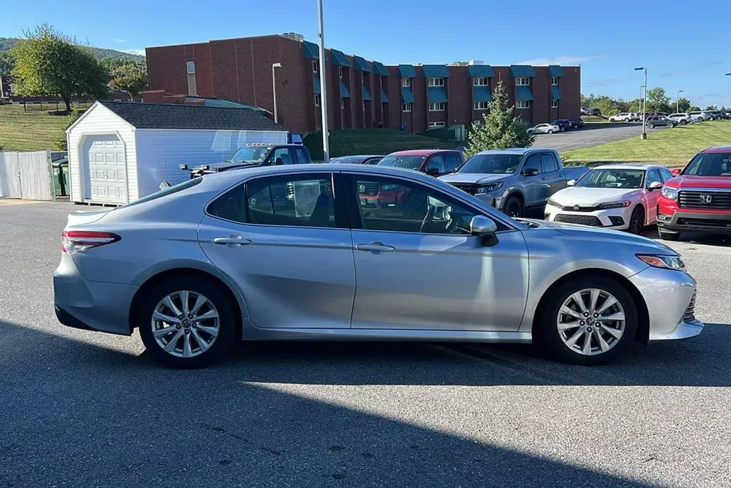 2018 Toyota Camry LE photo 1