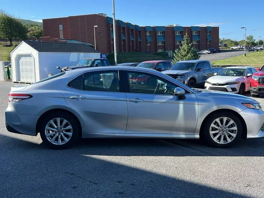 2018 Toyota Camry LE photo 1