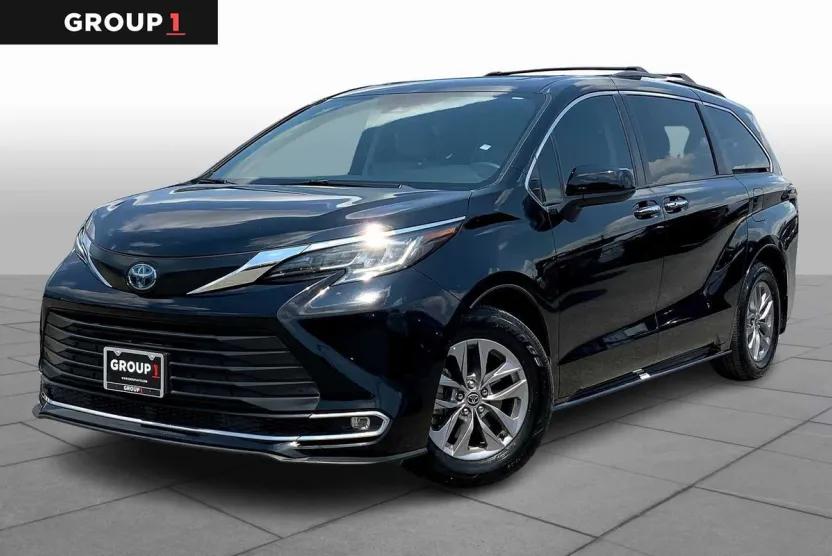 2022 Toyota Sienna XLE photo 1