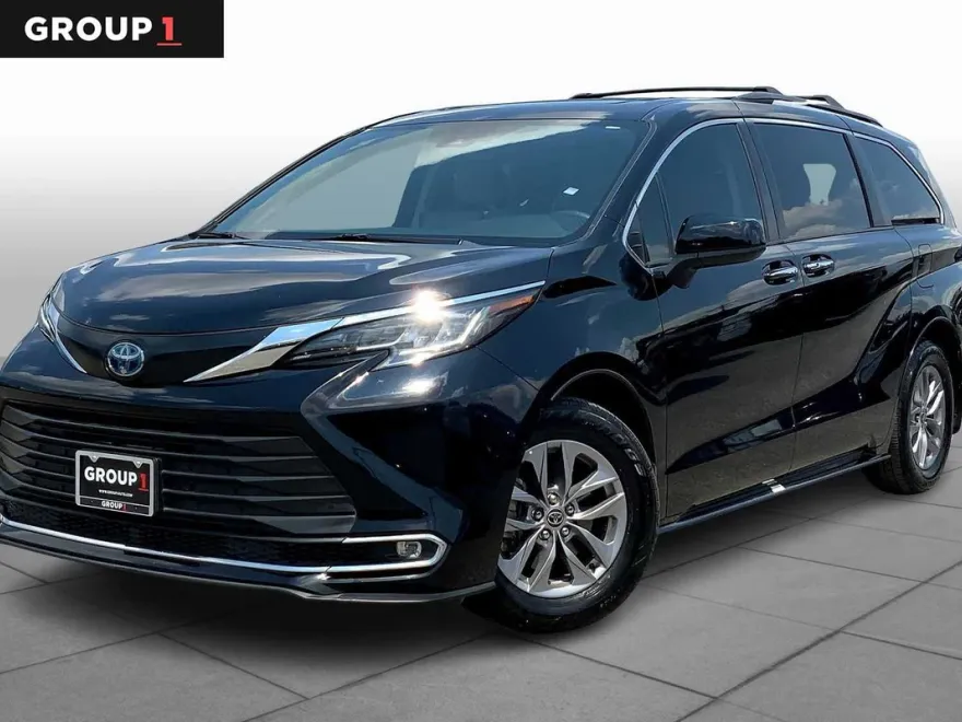 2022 Toyota Sienna XLE photo 1