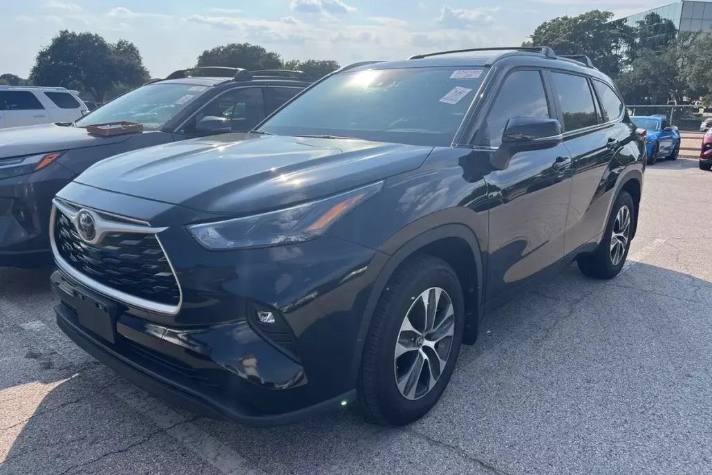 2024 Toyota Highlander XLE photo 1