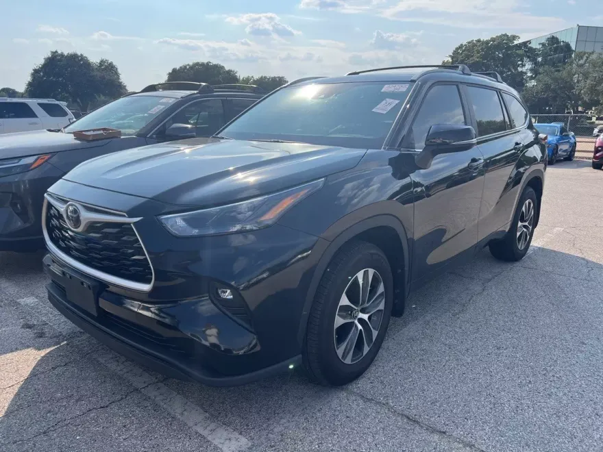 2024 Toyota Highlander XLE photo 1