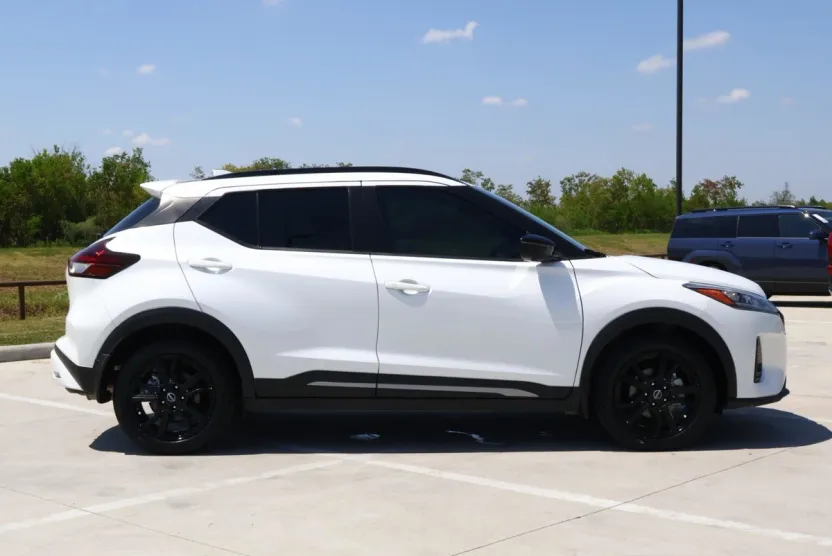 2022 Nissan Kicks SR photo 1