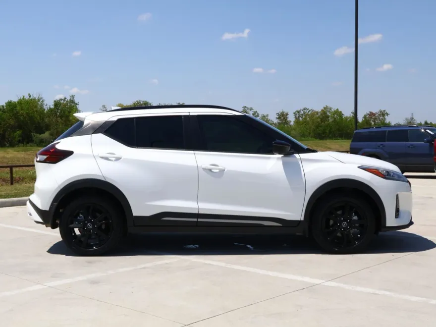2022 Nissan Kicks SR photo 1