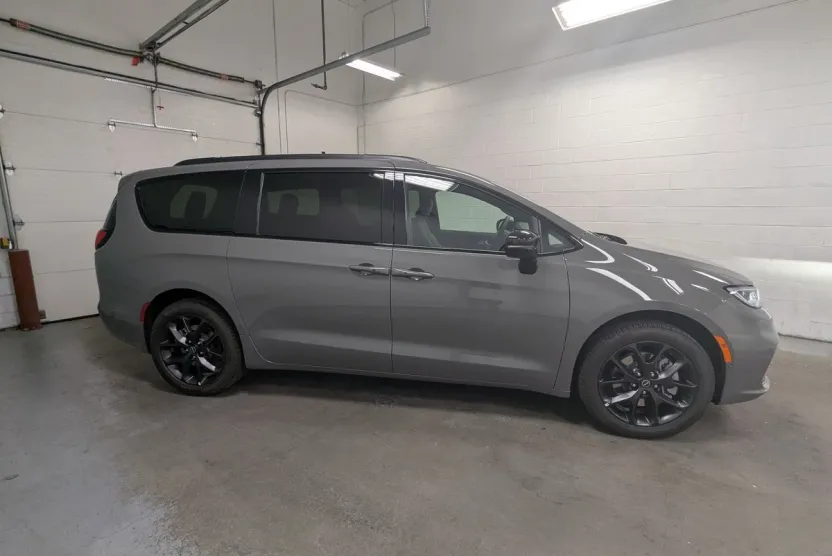 2025 Chrysler Pacifica Limited photo 1