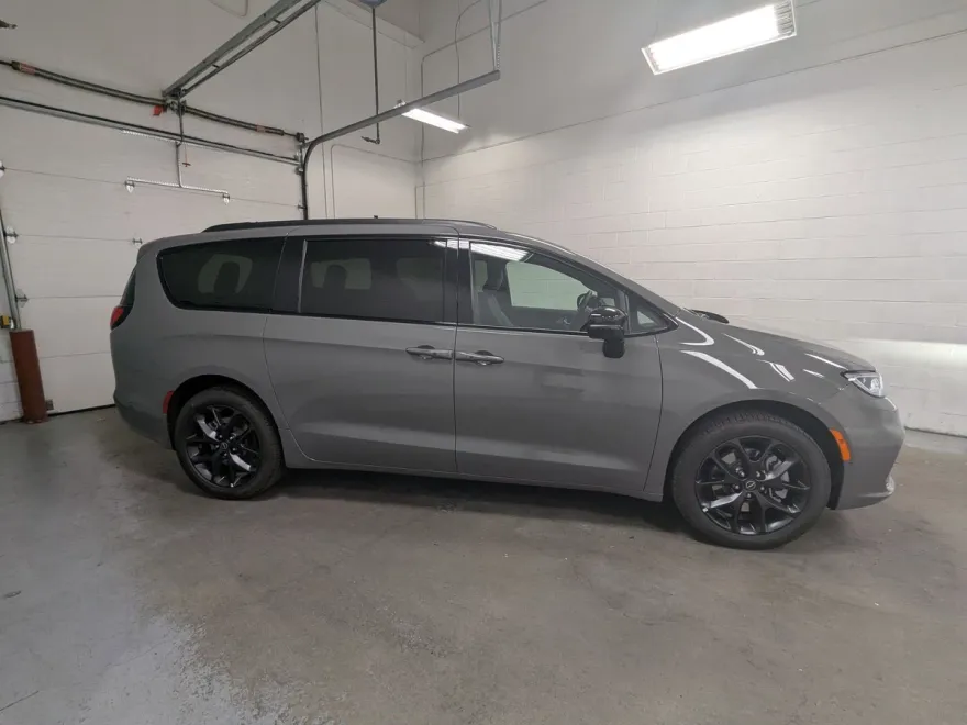 2025 Chrysler Pacifica Limited photo 1