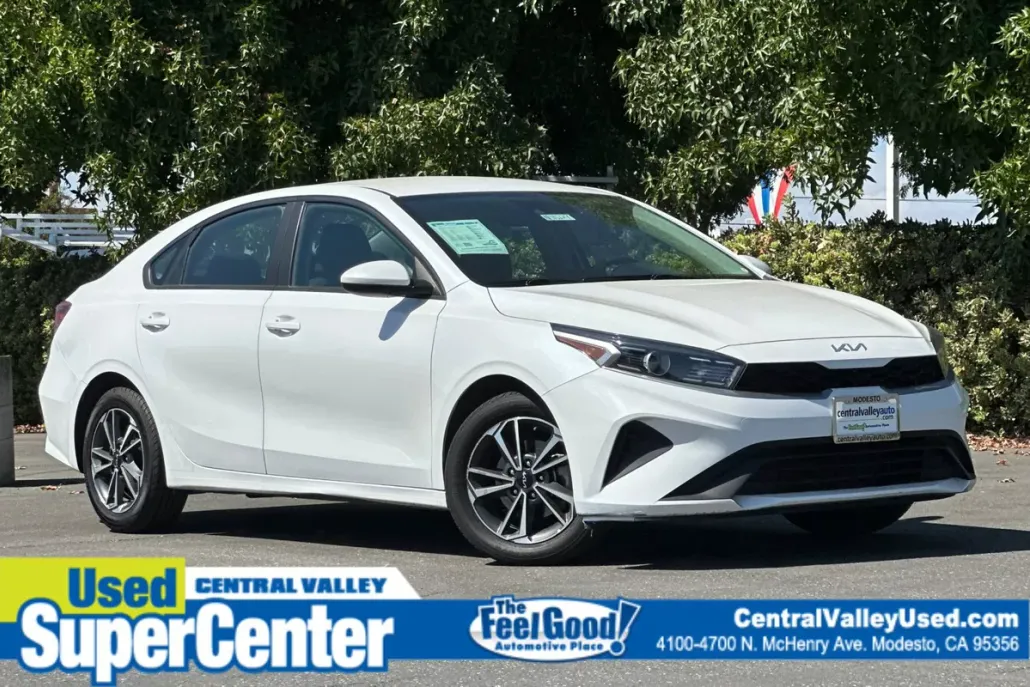2023 Kia Forte LXS photo 1