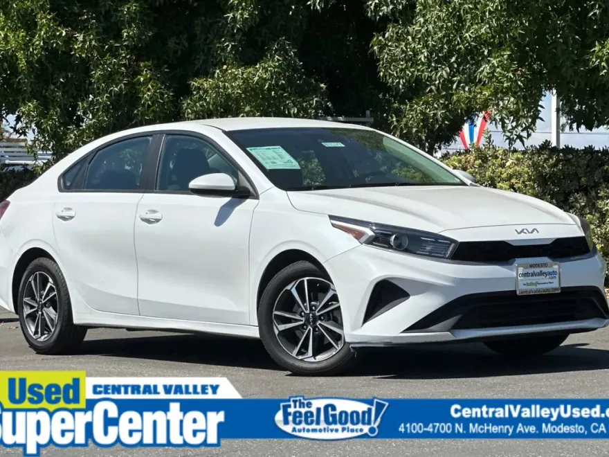 2023 Kia Forte LXS photo 1