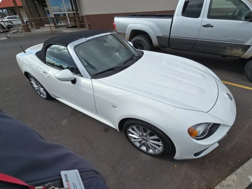2017 Fiat 124 Spider Lusso photo 1