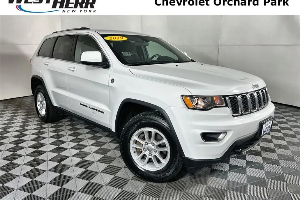 2019 Jeep Grand Cherokee Laredo photo 1