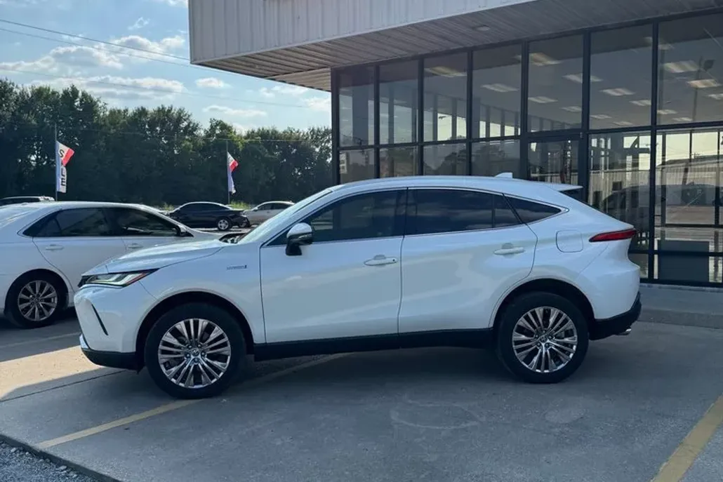 2021 Toyota Venza LE photo 1