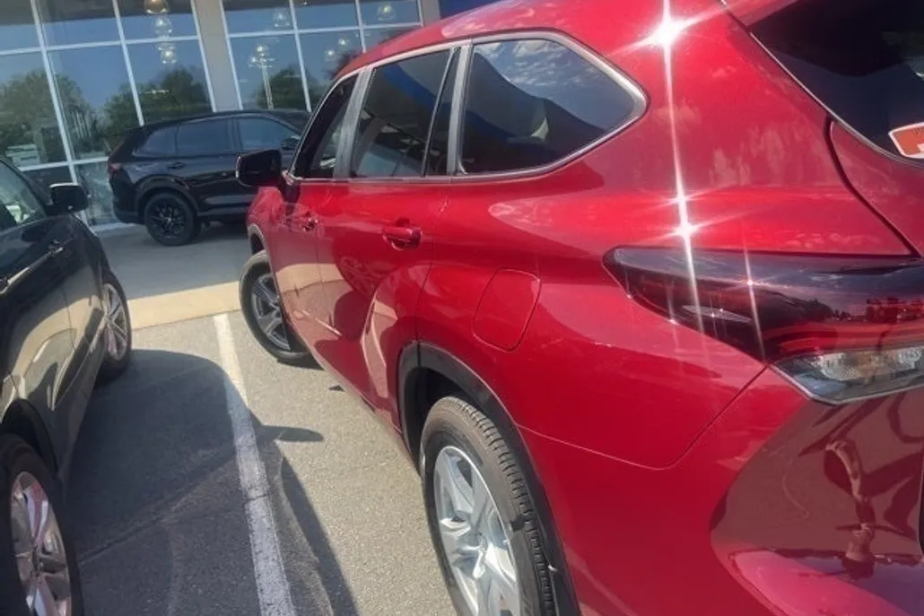 2024 Toyota Highlander LE photo 1