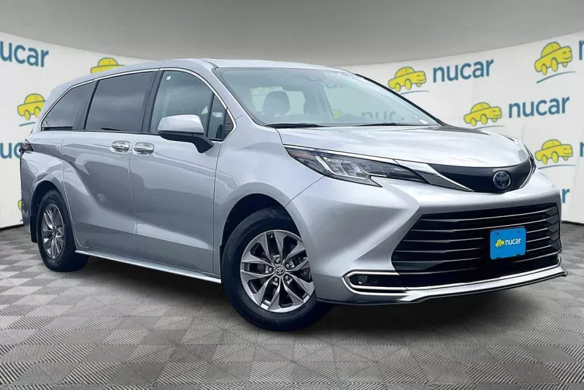 2022 Toyota Sienna XLE photo 1