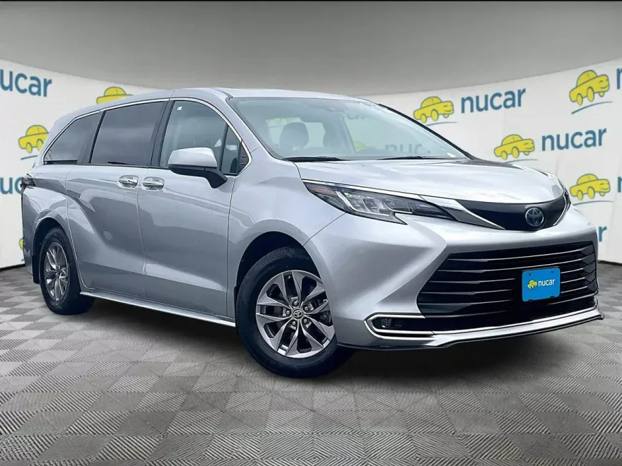 2022 Toyota Sienna XLE photo 1