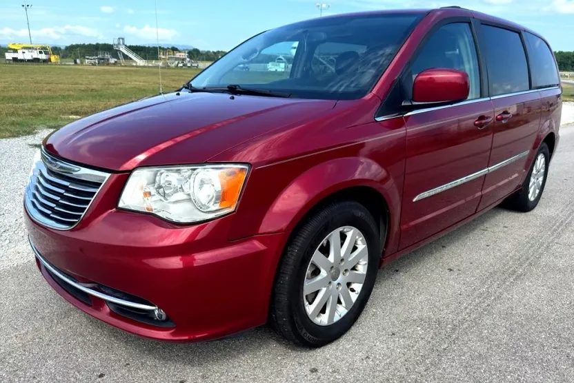 2016 Chrysler Town & Country Touring photo 1