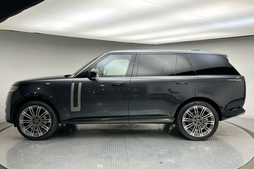 2025 Land Rover Range Rover SE photo 1