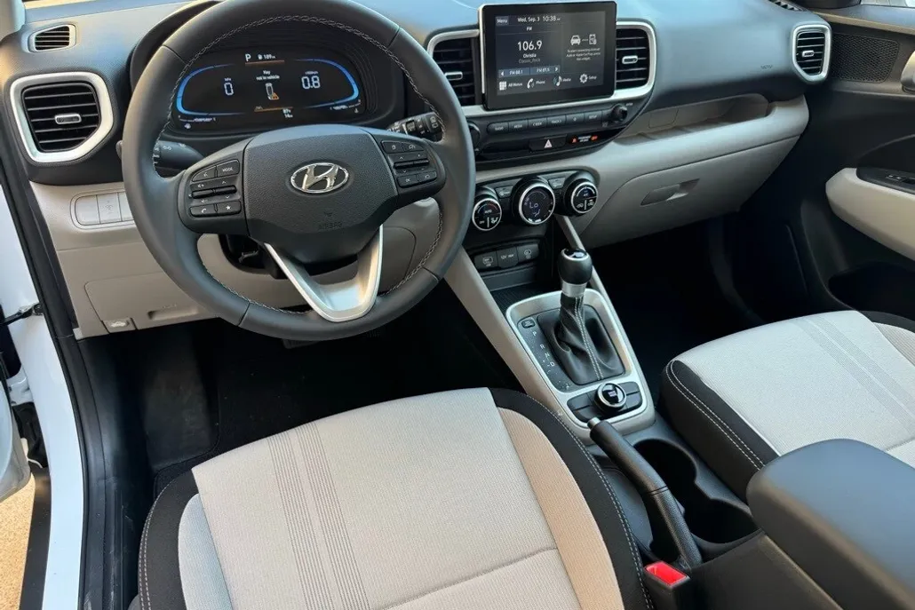 2025 Hyundai Venue SEL photo 1