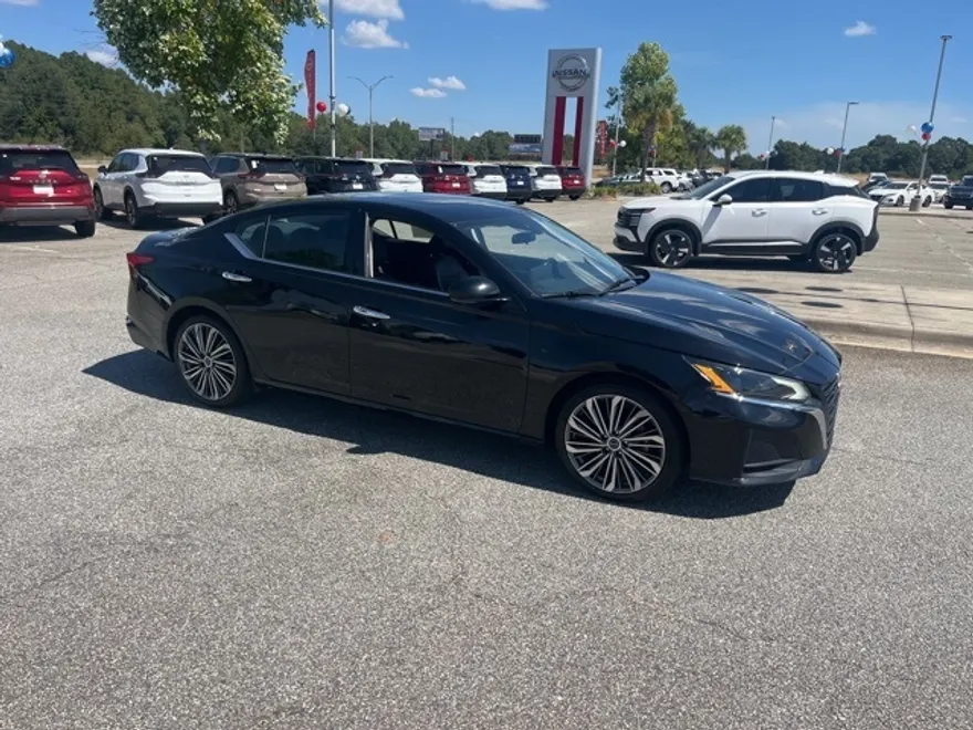 2023 Nissan Altima 2.5 SL photo 1