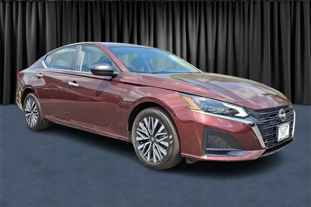 2024 Nissan Altima 2.5 SV photo 1