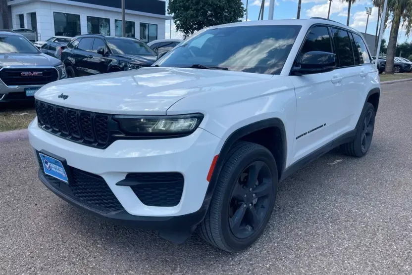 2023 Jeep Grand Cherokee Altitude photo 1