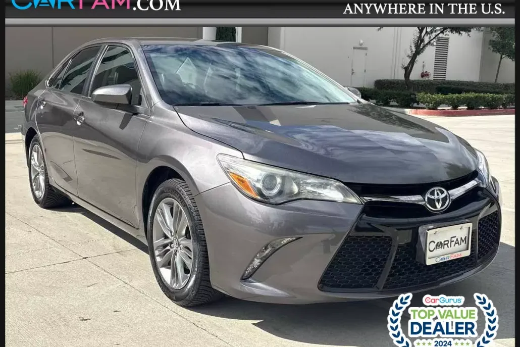 2017 Toyota Camry SE photo 1