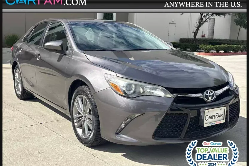 2017 Toyota Camry SE photo 1