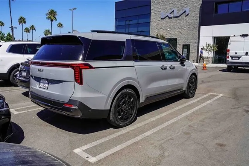 2025 Kia Carnival SX Prestige photo 1