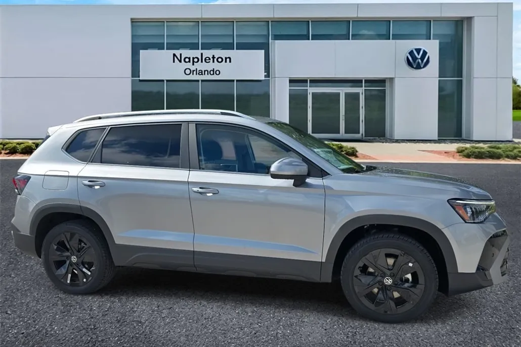 2025 Volkswagen Taos SE photo 1