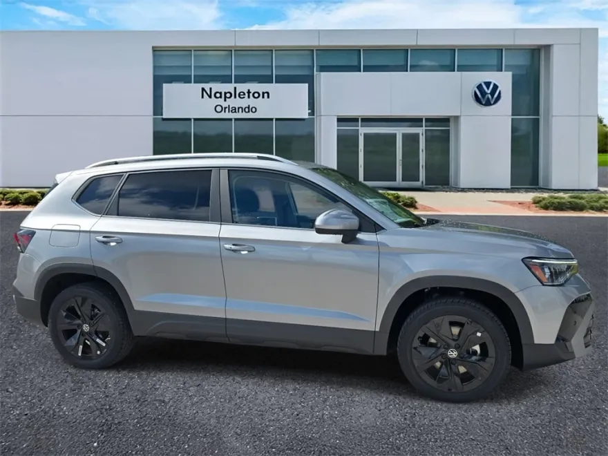 2025 Volkswagen Taos SE photo 1
