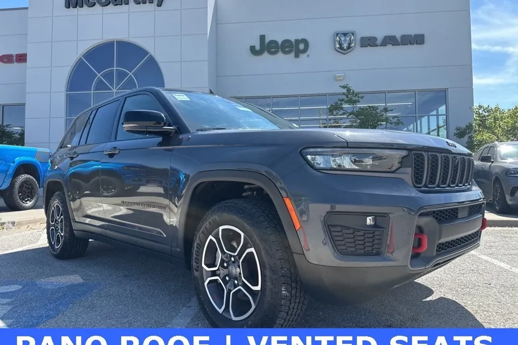 2022 Jeep Grand Cherokee Trailhawk photo 1
