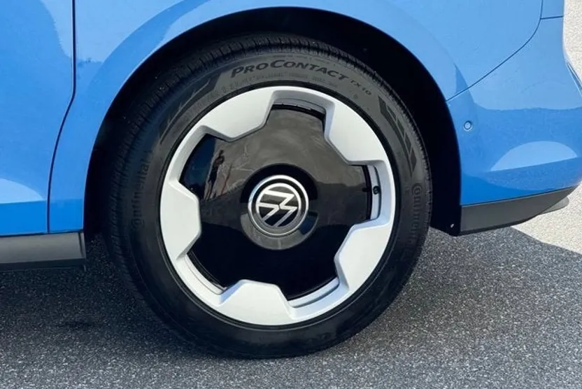 2025 Volkswagen ID. Buzz Pro Plus photo 1