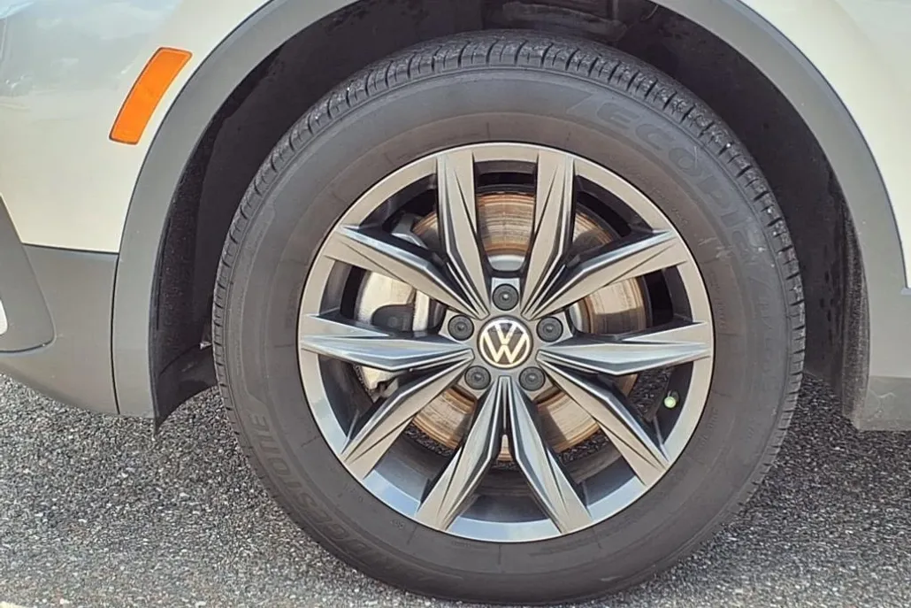 2023 Volkswagen Tiguan SE photo 1