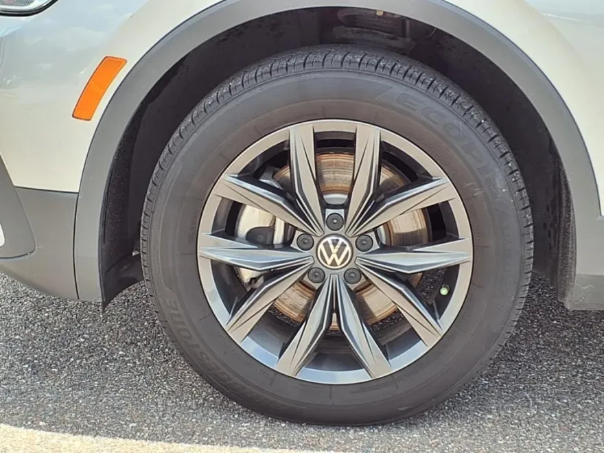 2023 Volkswagen Tiguan SE photo 1
