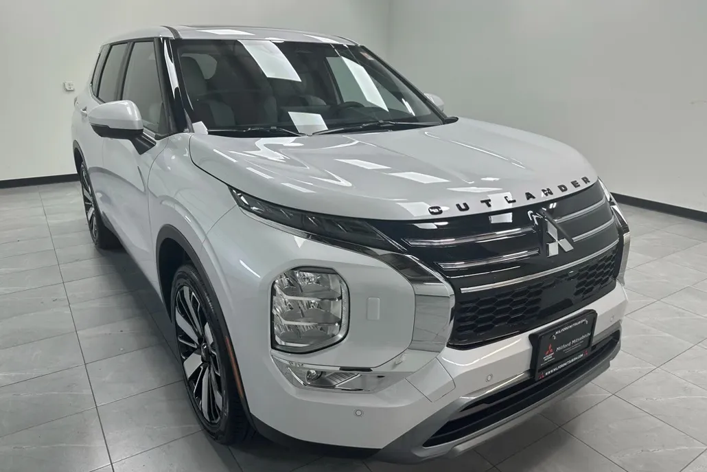 2025 Mitsubishi Outlander SE photo 1