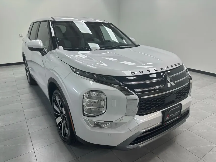 2025 Mitsubishi Outlander SE photo 1