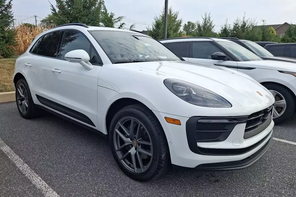 2023 Porsche Macan Base photo 1