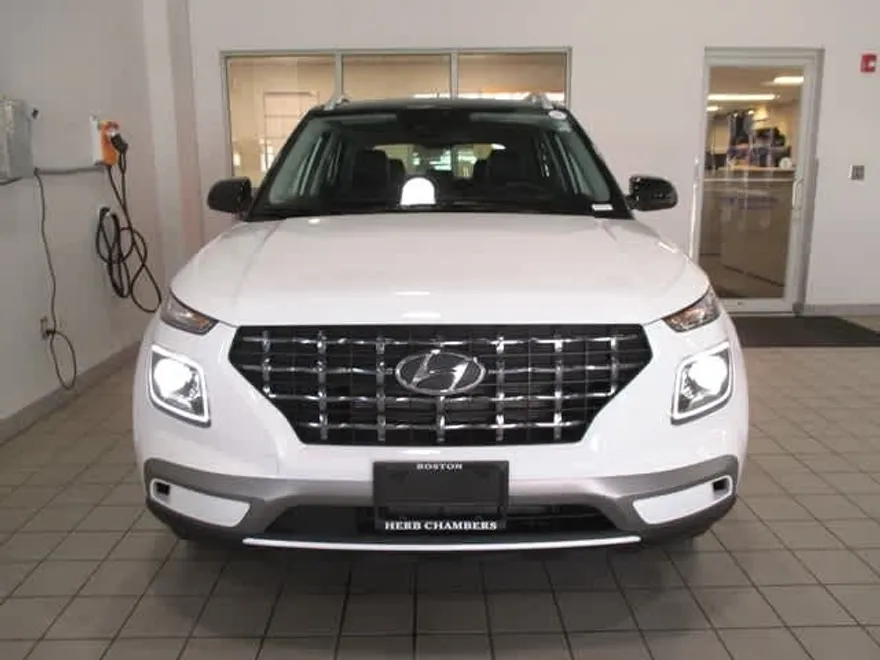 2024 Hyundai Venue Limited photo 1