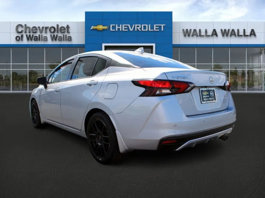 2020 Nissan Versa SV photo 5