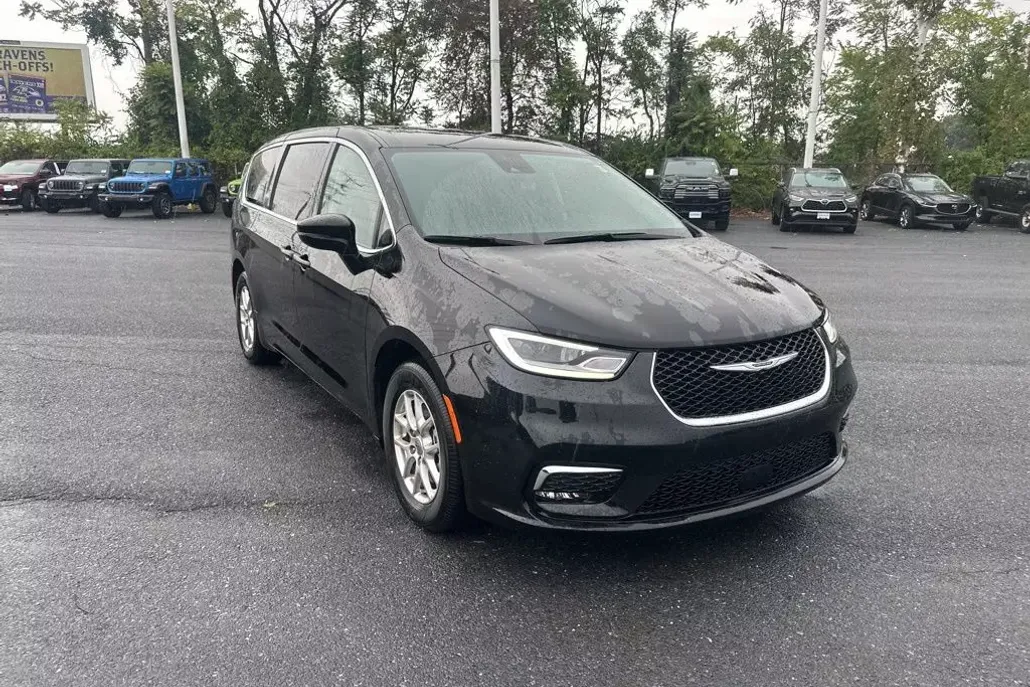 2024 Chrysler Pacifica Touring L photo 1