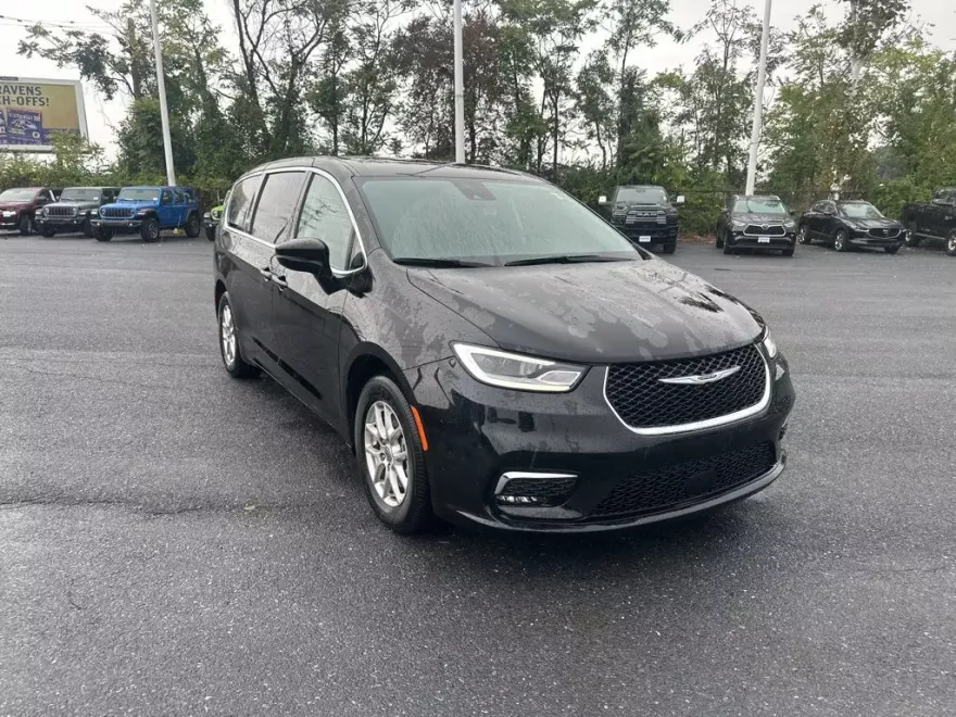 2024 Chrysler Pacifica Touring L photo 1