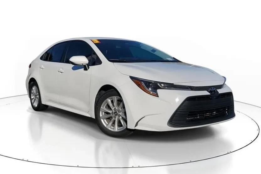 2023 Toyota Corolla LE photo 1