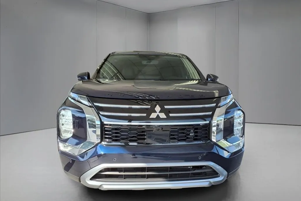 2025 Mitsubishi Outlander SE photo 1