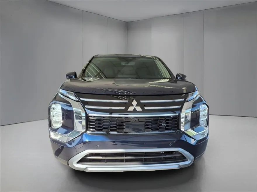 2025 Mitsubishi Outlander SE photo 1