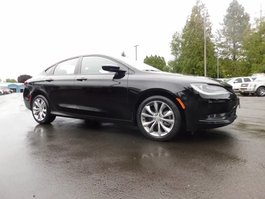 2015 Chrysler 200 photo 1