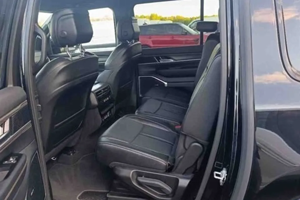 2024 Jeep Wagoneer L Series II photo 1