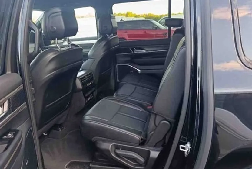 2024 Jeep Wagoneer L Series II photo 1