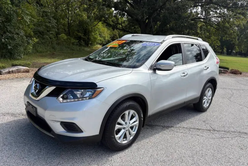 2015 Nissan Rogue SV photo 1